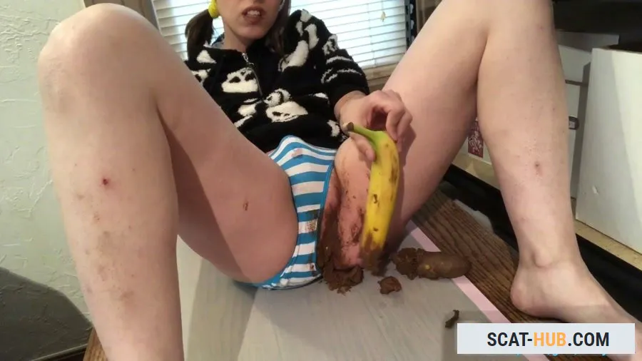 EmilyMilk - Having Fun with a Banana and Poop - Huge Poop Smear and Taste [FullHD 1080p / mp4 / 3.78 GB]