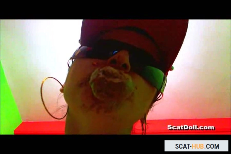 Scat Doll - Big tart on a plate for lunch... [SD / avi / 221 MB]