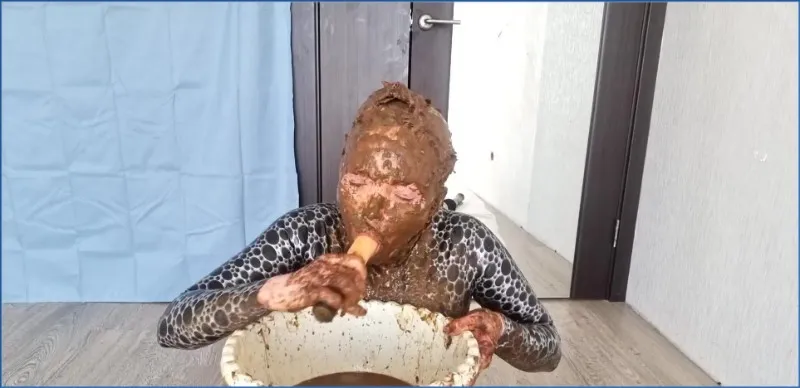 Download Pissing with Scatlina: Dinner in an Abandoned Restaurant or Shitty Head 5 Scat-Hub.com