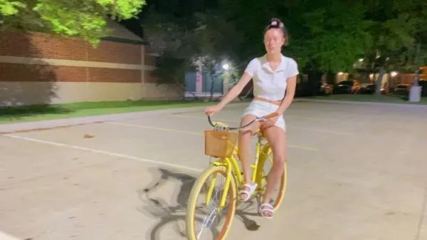 PeachyPoppy - Pissing While Riding My Bike [FullHD 1080p / mp4 / 893.6 MB]