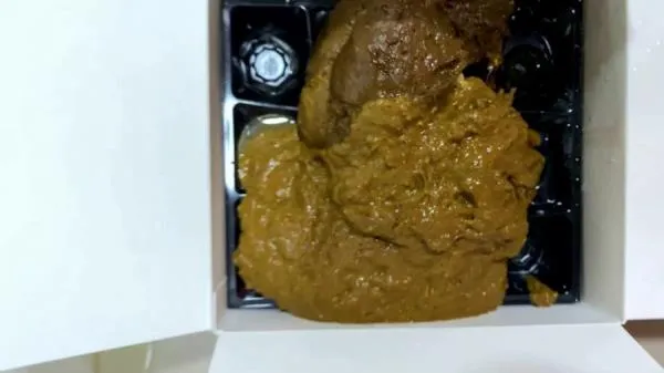 Poop in a cardboard box [FullHD 1080p / mp4 / 2.16 GB]