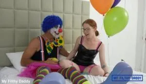 Amy Quinn - Kinko the Clown has a pee party with lil Amy [FullHD 1080p / mp4 / 520.4 MB]