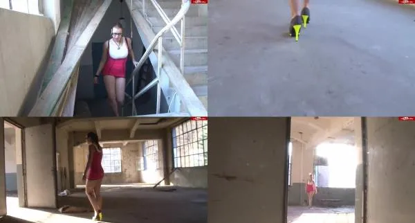 Upskirt, Heels und Nippelwalk mit sexy-engel [HD 720p / AVC / 53.24 MB]