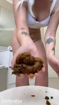 Shitting Girl 71 [SD / mp4 / 14.4 MB]