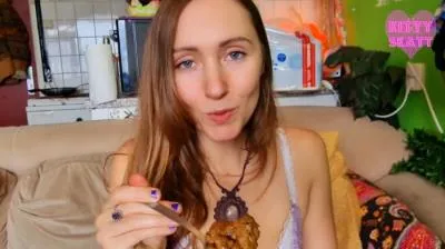 POV Cook And Feed [FullHD 1080p / mp4 / 1.81 GB]