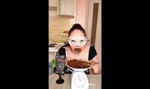 Speed shit eating with 3 loads [HD 720p / AVC / 536.57 MB]