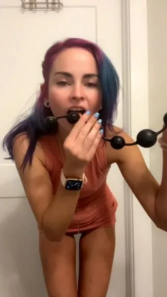 Licking My Anal Beads Clean [UltraHD 2K / mp4 / 317 MB]