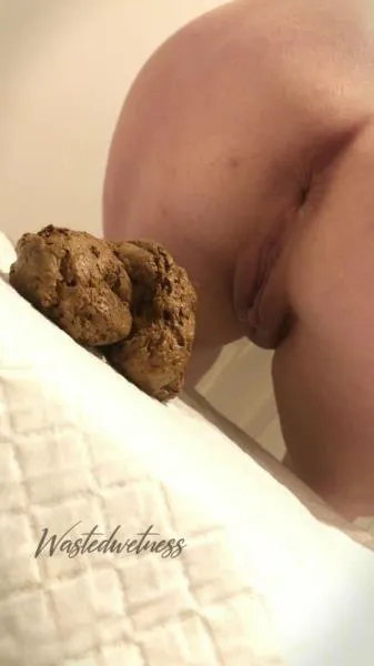 Sitting And Shitting [FullHD 1080p / mp4 / 57.3 MB]