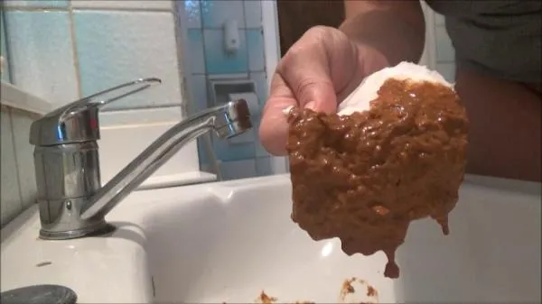 Huge Diarrhea In Sink [SD / mp4 / 228 MB]