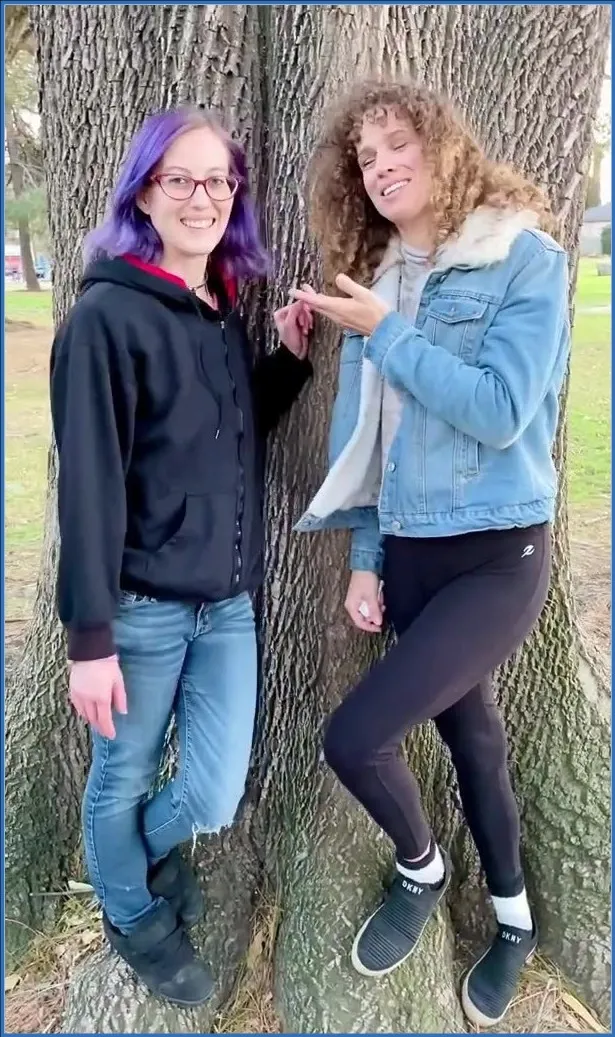 Download VibeWithMolly's Public Flash and Pee, USA SD Scat-Hub.com