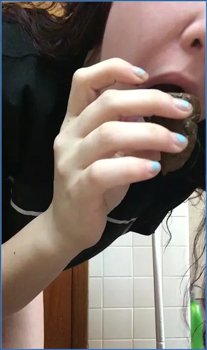 Scatqueen420's Favorite Snack in Pissing Frenzy HD 720p - scat porn video at Scat-Hub.com