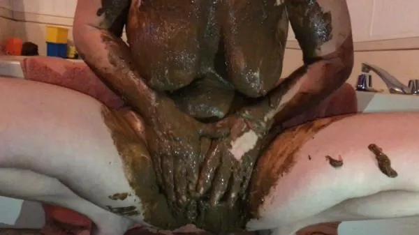 Shitting, Smeared Tits and Stuffed Pussy [FullHD 1080p / mp4 / 1.59 GB]