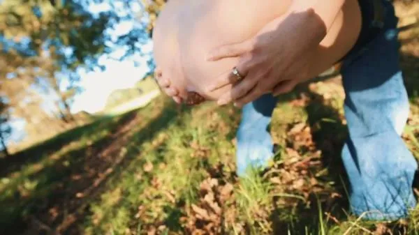 Summer Outdoor Poop [HD 720p / mp4 / 21.5 MB]