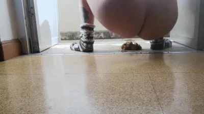 Online Poop On The Balcony Exposed To Stares! [FullHD 1080p / mp4 / 228 MB] scat-hub.com