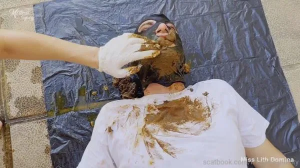 FEEDING MY HUMAN TOILET FROM MY THRONE [SD / mp4 / 57.8 MB]