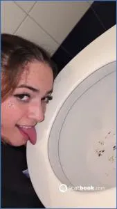 Online Toilet-darkfans [HD 720p / mp4 / 19.48 MB] scat-hub.com