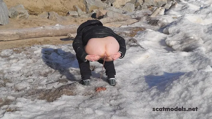 Solo Scat Girl Shows Off Her Dirty Dump in Full Detail - Scat/Copro - scat porn video at Scat-Hub.com