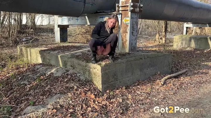 Concrete Pillar - Pissing Porn Outdoor - FullHD 1080p - scat porn video at Scat-Hub.com