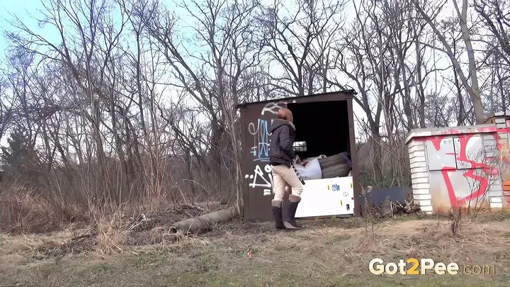 Download Brunette Girl Pulls Down Her Trousers to Pee Outside - Outdoor Amateur - UltraHD 4K Scat-Hub.com